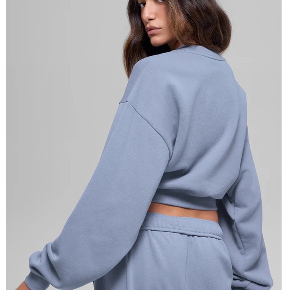 Alo Cropped Accolade Crewneck Top - Winter Frost - Picture 3 of 5